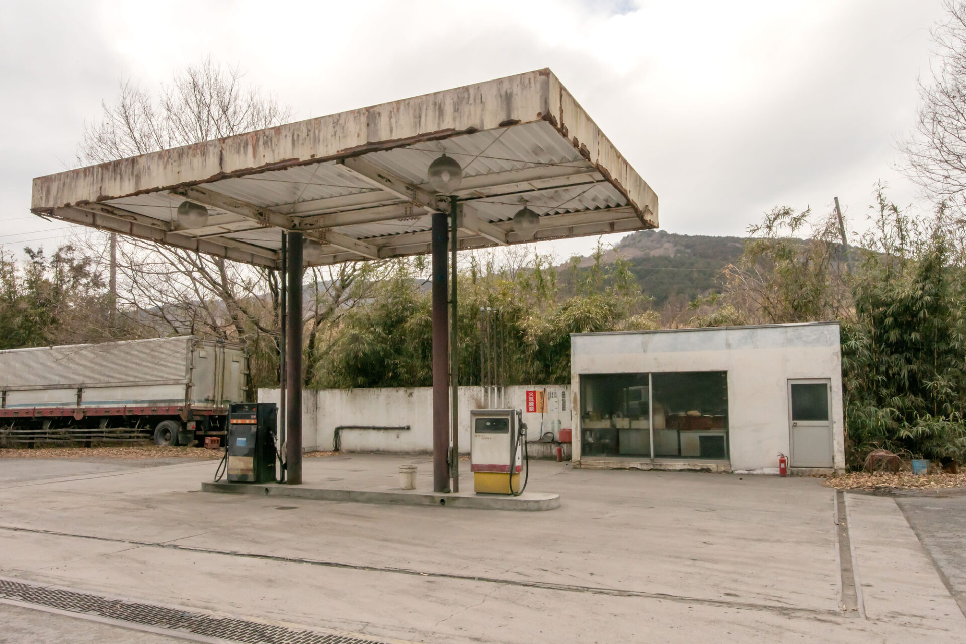 知らないと危険！佐賀県神埼市・福岡県久留米市のガソリンスタンド解体と地下タンク撤去の注意点