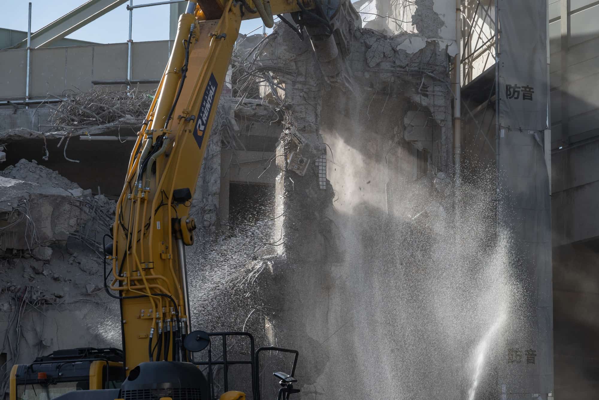 佐賀県神埼市・久留米市で空き家解体を検討中の方へ|近隣クレームをゼロにするための粉塵・騒音対策