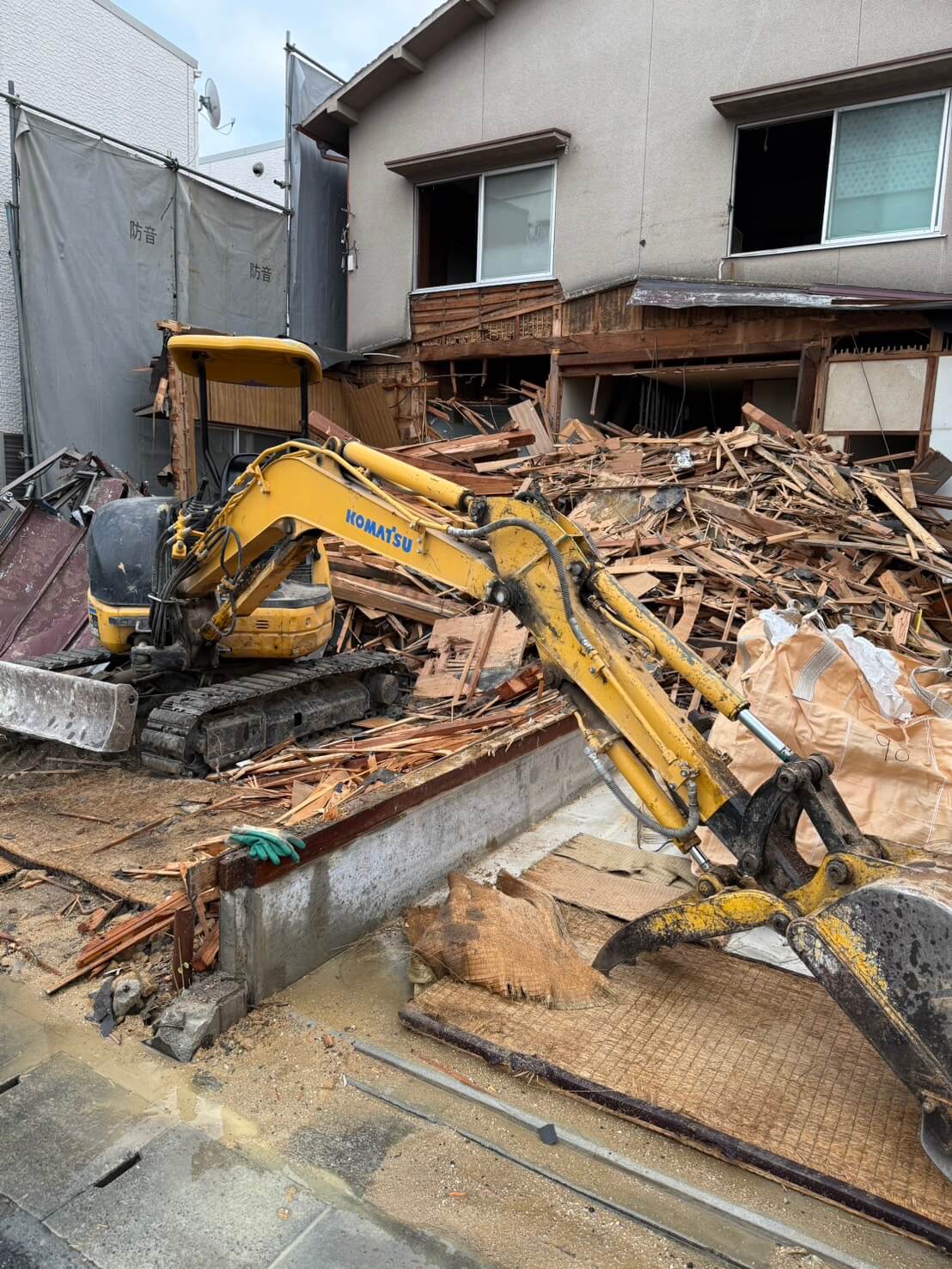 久留米市や佐賀県神埼市の解体工事でトラブルを100%防ぐ!解体ゴミの処分証明と契約前に確認すべきリスク回避術