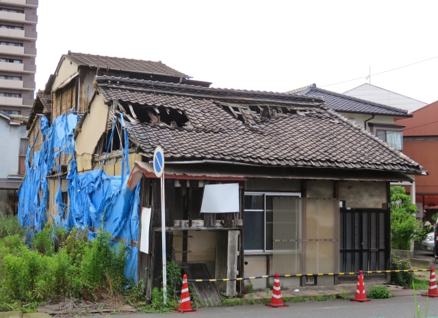 【固定資産税が6倍に？】福岡県久留米市と佐賀県神埼市の解体工事で損をしないための業者選びとリスク管理